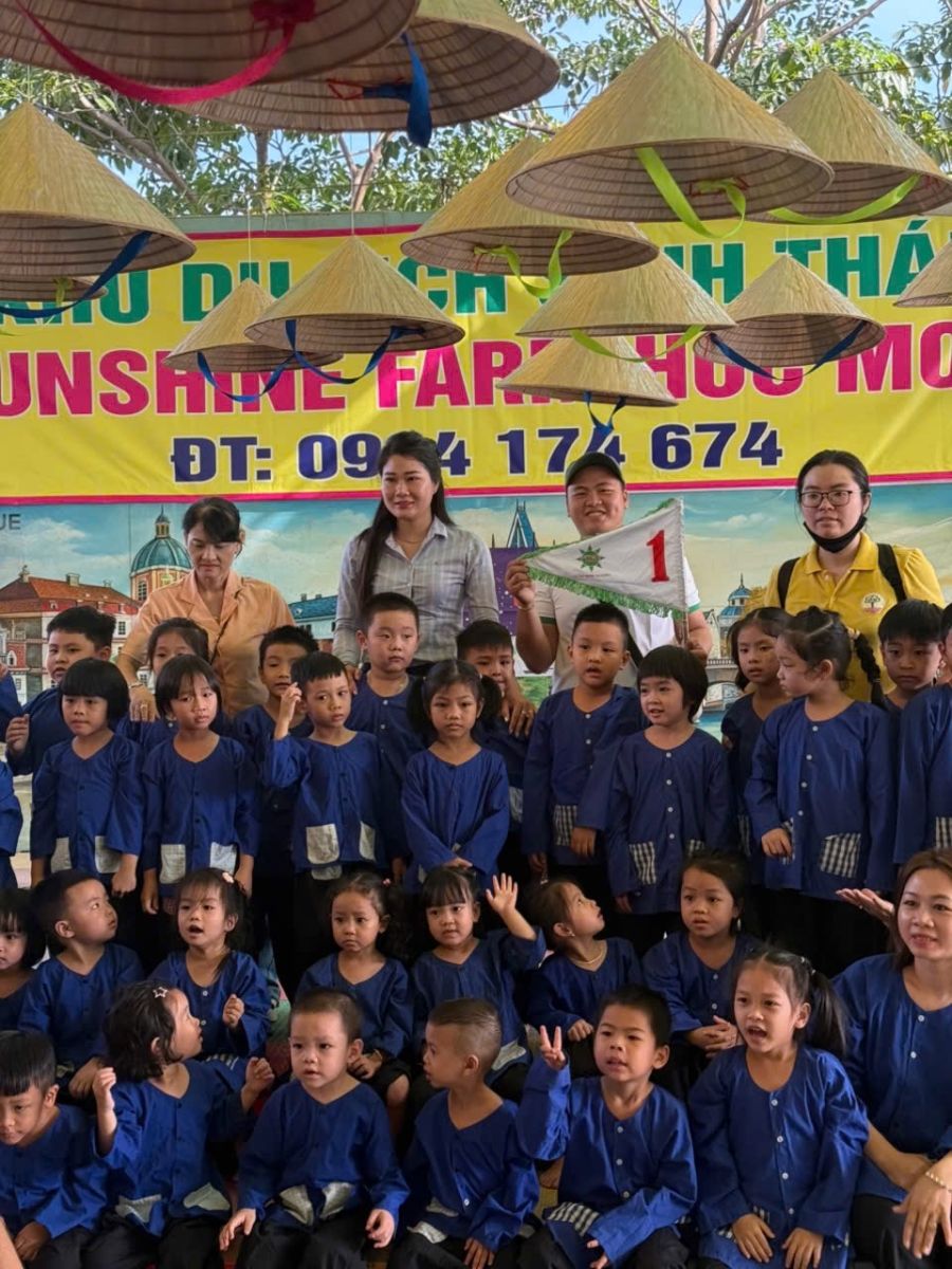 Chụp ảnh kỷ niểm tại đường nón lá