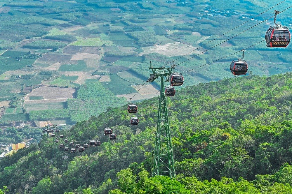 Toàn cảnh núi Bà Đen nhìn từ tuyến cáp treo Sun World hiện đại