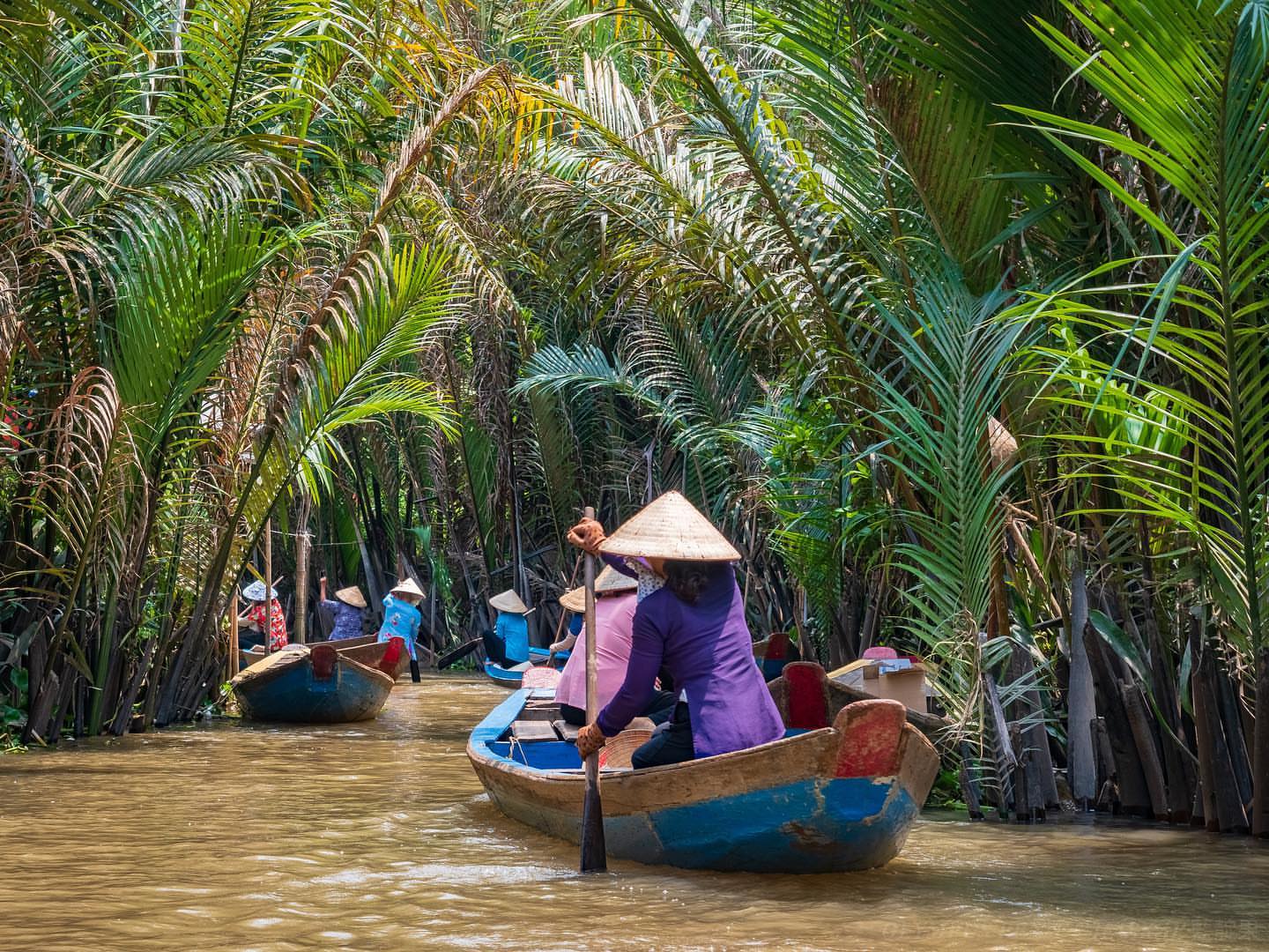 Trải nghiệm xuồng ba lá giữa kênh rạch xanh mướt – đặc sản miền Tây