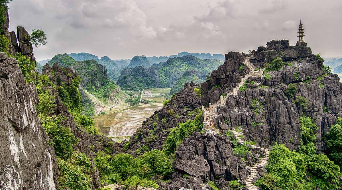 View từ đỉnh Hang Múa – nơi check-in nổi tiếng tại Ninh Bình